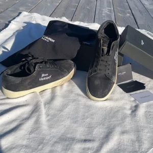 Yves saint laurent sneakers - Rätt smutsiga men utöver det gott skick. Allt og följer med. Priset kan diskuteras vid snabb affär. Tveka inte på att höra av dig vid minsta fundering!