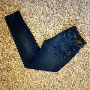 Replay Hyperflex Anbass jeans blå - Replay anbass hyperflex jeans med slim passform. Storlek 30/30, nytt skick inga märkvärdiga defekter. Postas antigen samma dag som köp eller dagen därpå💯🙌