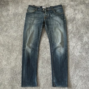 Jacob cohen jeans  - Feta Jacob cohen jeans, lite slitningar här och där men inget märkvärdigt. Storlek 35!