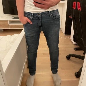 Blå slim fit jeans från tiger of sweden - Snygga blå jeans från tiger of sweden. Jeansen är 31/32 fast sitter lite tigth på mig som är 182 och väger 72. Skicket är stabilt utanför att det är 2 små hål ungefär vid bakfickorna. Kan dock lätt lösas genom att sy ihop. Priset kan självklart alltid diskuteras!🙌