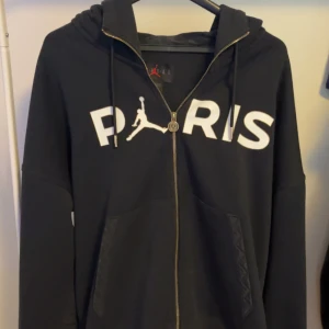 Jordan PSG svart hoodie med dragkedja - Säljer nu min Jordan X PSG zip hoodie då den aldrig längre används. Den går inte att få tag på i butik längre då den är limiterad. Senaste som såldes på StockX såldes för 313 dollar. Vill bli av med snabbt då den tar upp onödigt plats i garederoben därmed priset, kan gå ner i pris vid snabb affär. Frågor eller fler bilder så skriv et pm. Kvitto och tag borde jag ha någonstans om det skulle behövas.