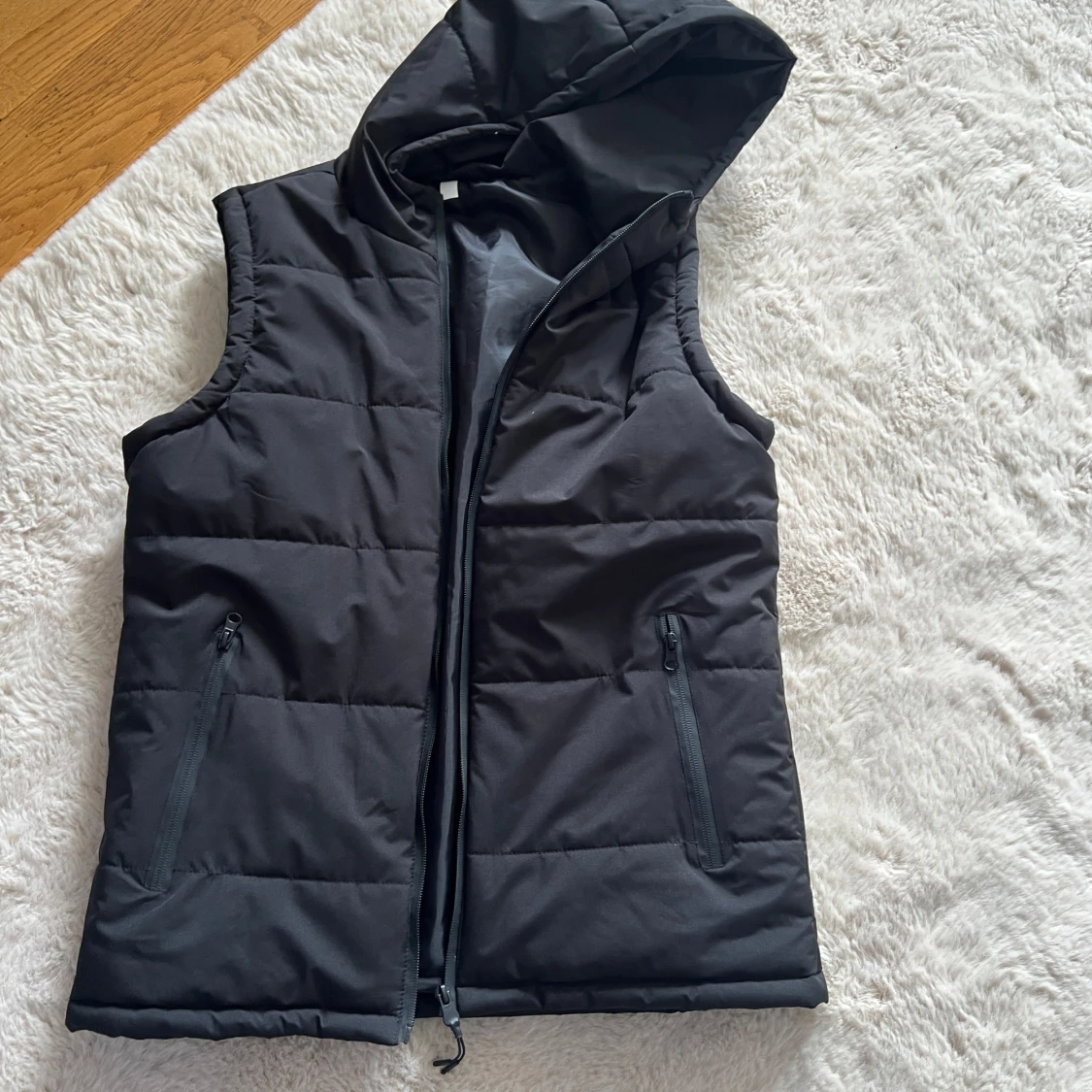 Svart dunväst med huva och dragkedja - 3