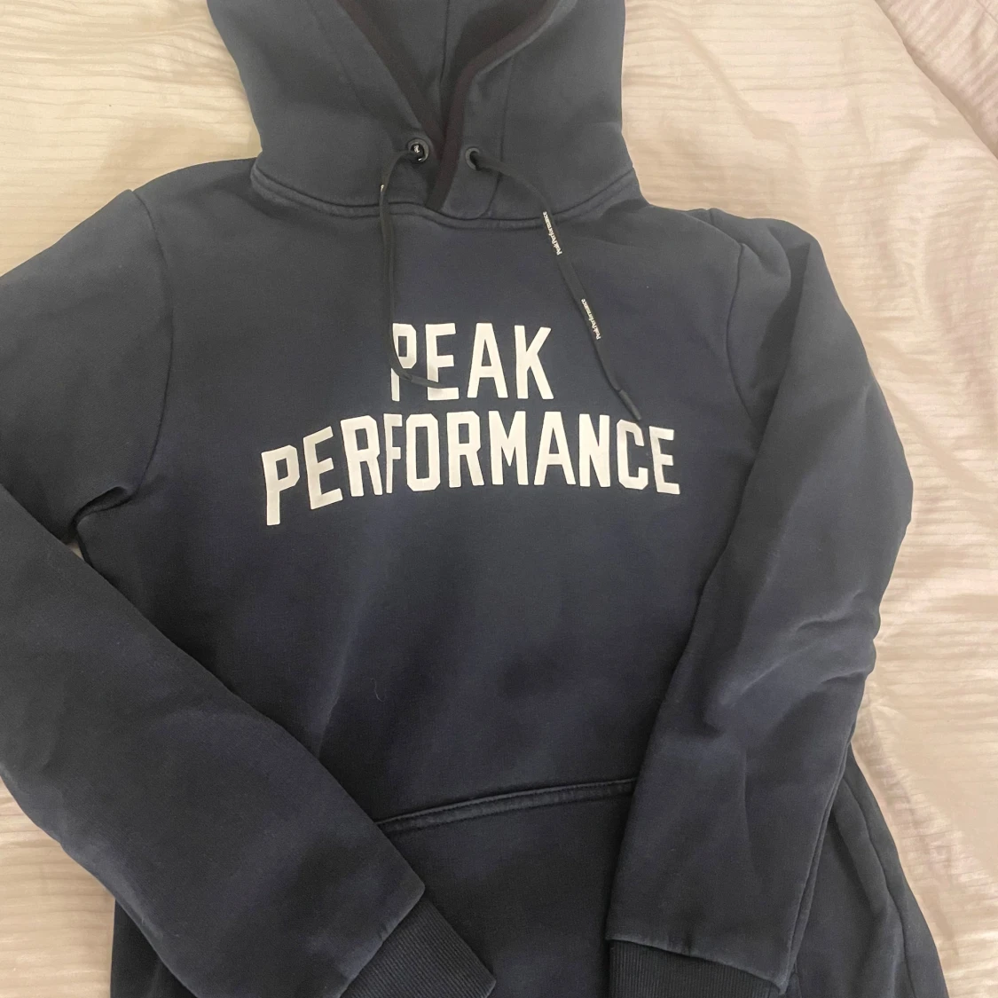 Mörkblå hoodie från Peak Performance