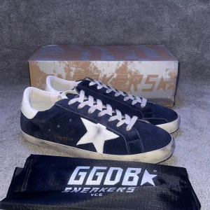 Golden goose skor - Hej, säljer mina Golden goose skor dem är storlek 43 och är i nytt skick om du har frågor så är det bara att skriva