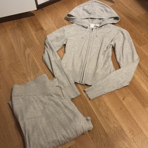 Beige set från Gina Tricot - Mysig Beige set från Gina Tricot med dragkedja och huva. Tröjan har långa ärmar och framhäver kroppens formen och byxorna är lågmidjade. Perfekt för chill dagar eller när du vill vara extra bekväm. Storlek 170💛