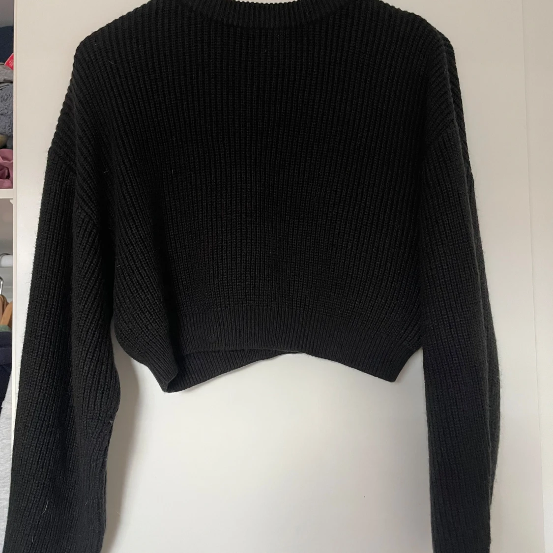 Svart croppad stickad tröja Divided