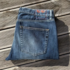 Blåa riktigt feta Dondup jeans i väldigt bra skick🙌  - Ett par RIKTIGT FETA dondup jeans till ett väldigt bra pris!🔥 Model: Icon, är en lite mer relaxed fit men ändå lite slim då dondup ofta är skinny🤝Ny pris runt 3000, mitt pris 699👀👊 Kom gärna med frågor/offer✌️ W33