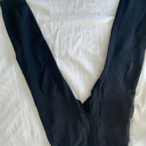 Svarta mjukisbyxor från Nike M - Gamla modellen av Nike tech, storlek m men passar storlek small