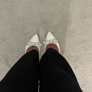 Klackskor - Söta klackskor med en glittrig rosett på💗har låg klack och är aldrig använda då de var förstora för mig. Storlek 38 men passar också nån med storlek 39 eller wide fit.