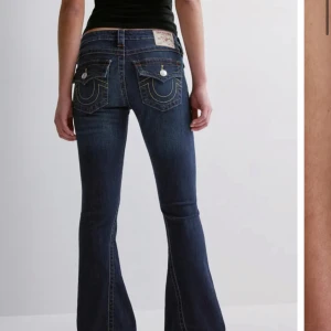 SÖKER!!!!! - Söker mörkblå jeans från true religion i storlek W23 och i low waist, kan tänka mig betala 900kr för ett par jeans i bra skick, i dåligt skick kan jag betala 500kr!