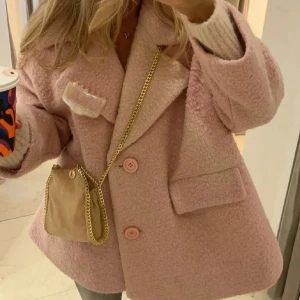 Dolce gabbana kappa - Kappa från dolce gabbana som liknar den Filippa montan hade. Vintage jacka rosa med trekvarts ärmar. Saknar en knapp. Passar mig som har storlek S  men tror det är en no size. Hör av dig för fler bilder💕💕