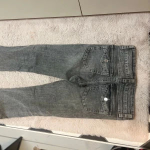 Grå jeans - Jeans från ginatricot barnavdelning säljer för dom är för stora dom ser högmidjade ut på bilden men dom är ganska låga på🫶