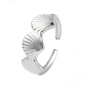 Silverring snäckor - Unik ring i rostfritt stål från Salma details med snäckformade detaljer. Ringen är öppen baktill vilket gör den justerbar och passar de flesta. 