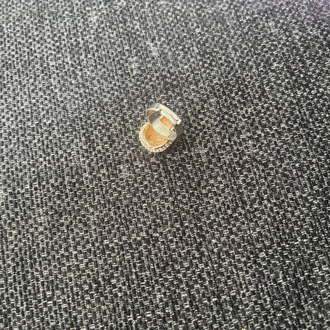 Glittrig dödskallering i silver och guld - 2