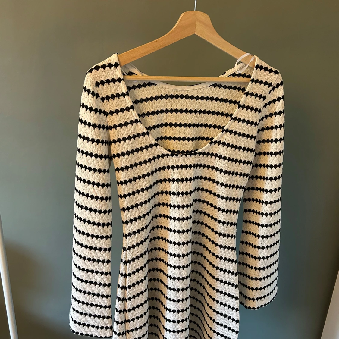 Randig stickad klänning med vida ärmar - 1