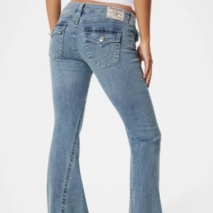 True Religion Jeans Joey - True religion jeans Joey low rise flare. Sälja pga att de är lite stora för mig. De är i bra skick, köpta för ca 2 månader sen. Ljusblå, lågmidjade, bootcut och är riktigt sköna. Kontakta för fler bilder, pris kan diskuteras ❤️❤️