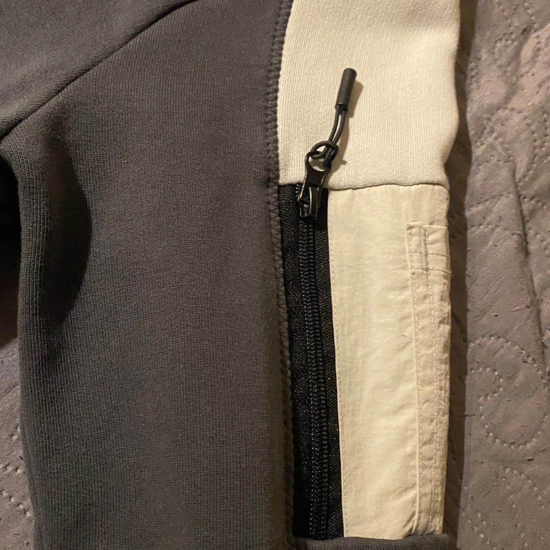 Grå och vit HOODRICH hoodie med dragkedja - 3