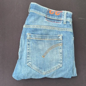  Dondup george (steal ‼️) - Sjukt snygga dondup George size 33 sitter mindre! Sjukt pris!!! Skick 7,5/10! Först till kvarn 😮‍💨