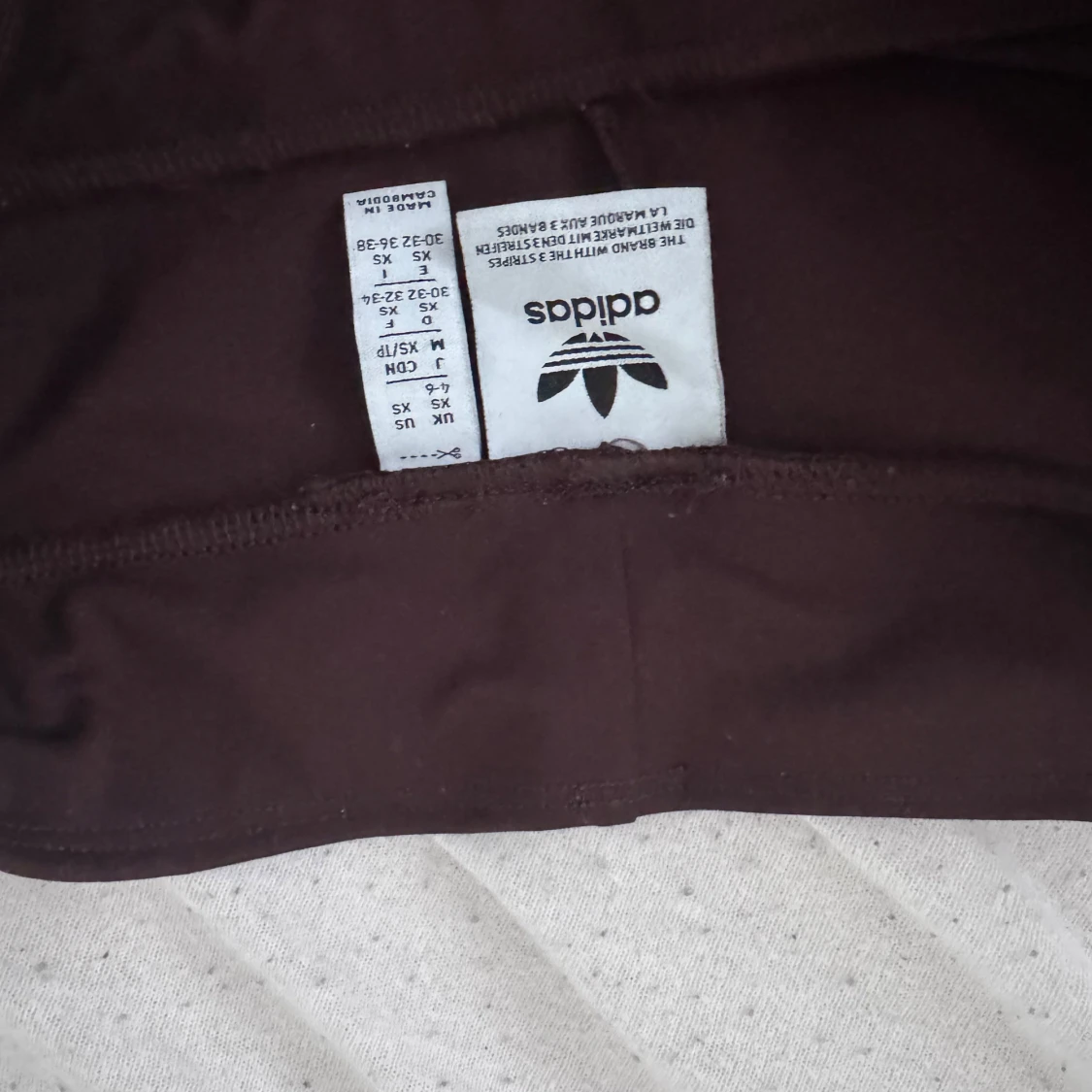 Bruna Adidas byxor med vita ränder XS - 3