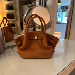 JW Pei mini mocka väska  - Säljer en snygg oanvänd mini väska från JW Pei i en orange/beun färg som en säljs längre!😍Väskan har en extra axelrem och gulddetaljer. Perfekt storlek och färg för att ge din outfit det lilla extra! 