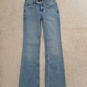 Lågmidjade bootcut jeans från Lee, strl 27 33  - Använda bara en gång,  är I mycket fint skick. Nypris 1200 kr