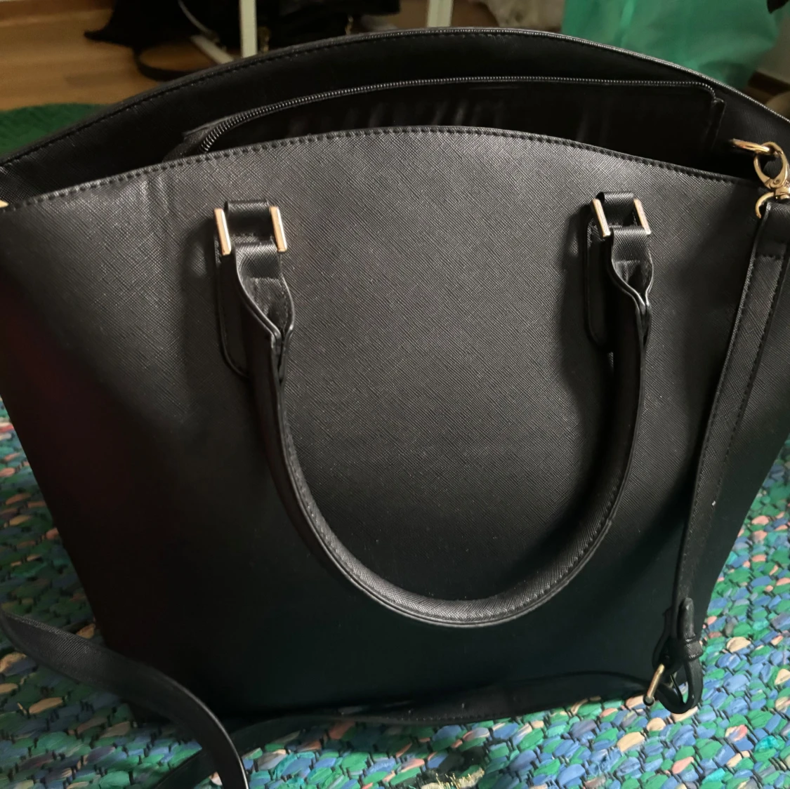 Rea Svart axelväska i skinnimitation  - 3