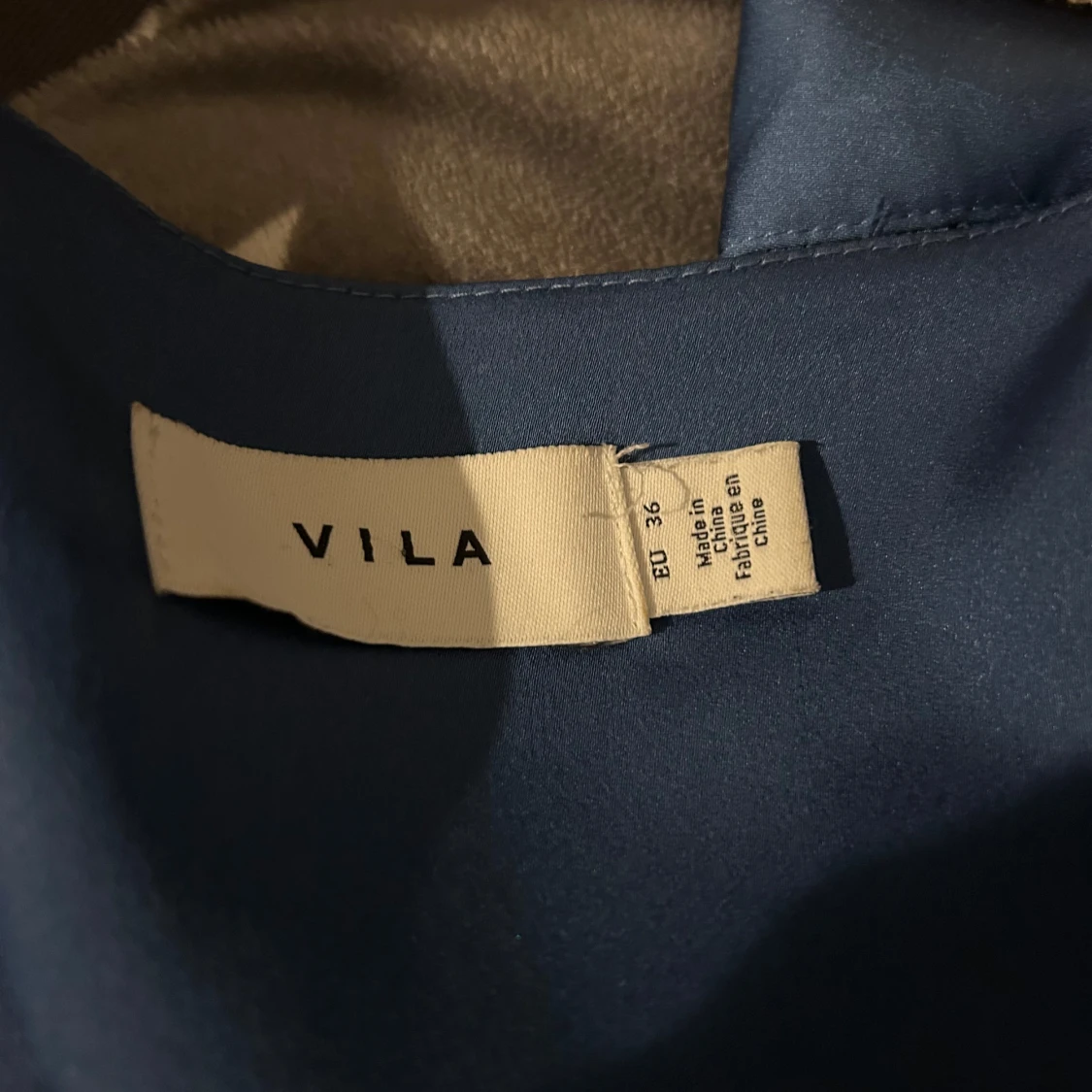 Blå satinblus från Vila med v-ringning - 3