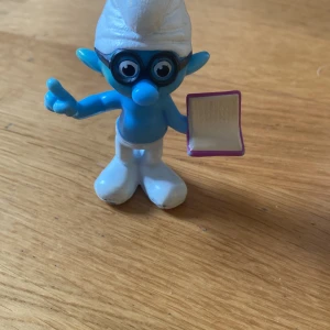 Smurf  - Smurf som håller en bok