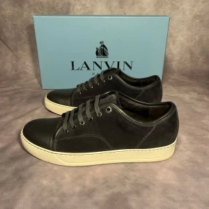 Grå sneakers från Lanvin  - Extremt snygga och klassiska grå lanvin skor i storlek uk 6 sitter som eu 41-42. Skorna är i väldigt bra skick extremt sparsamt använda. Endast skor fås med