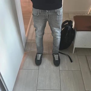 Nudie jeans - Gråa nudies, modell grim tim. Dom är uppsydda från 32 till 28. Har dock en defekt men som knappt är synlig