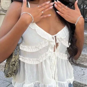 gullig topp - fin vit topp som säljs pga att jag inte får nån användning av den, har inte används en gång och den är som helt ny! köpte den i sommras runt maj/juni! pris går att diskuteras om och samma med allt annat!  den är i bra skick💗