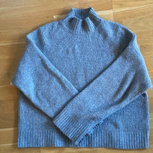Superfin Grå stickad tröja!  - Mysig grå stickad halvpolotröja med ribbade muddar och hög krage. Tröjan har en rak passform. Köpt på Zalando! Jättefint skick! 
