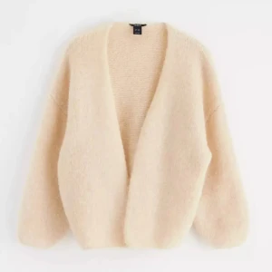 Kofta från Lindex  - Säljer denna populära kofta från Lindex💕💕den är lite nopprig