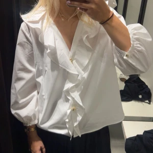 Vit volangsblus Zara - Fin blus med volanger och guldknappar, aldrig använd med prislappen kvar. 