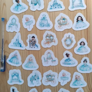 29 st Prinsessklistermärken – Sagovärld - 29 klistermärken med prinsessor, slott, hästar, balettdansöser och vackra vagnar i pastelliga färger. Perfekt för dig som älskar sagor, pyssel och att dekorera dina saker med en magisk touch!