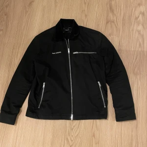 Svart bomberjacka Axel Arigato xs - Säljer nu min bomberjacka från Axel Arigato då jag har växt ur den. Jackan har klassisk krage i manchester och tre fickor med dragkedja. Storlek XS men passar bra till S också. Nypris ca 3000. Priset är ej hugget i sten, om det finns några frågor är det bara att skriva!