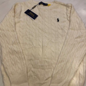 Vit kabedtickad Ralph lauren tröja - Hej ja säljer nu min nya vita Ralph lauren tröja då det var fel storlek för mig, säljer nu för 1050 då jag bara vill bli av med den snabbt, priset är inte fast i sten, hör av vid minsta fråga😊