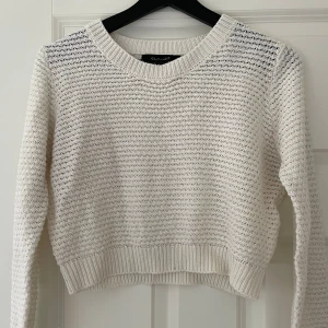 Vit stickad tröja Sisters Point XS - Superfin vit stickad tröja från Sisters Point i storlek XS. Tröjan har ett snyggt strukturmönster, rund halsringning och ribbade muddar vid ärmslut och nederkant. ❤️