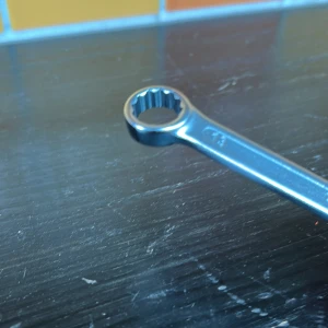 Kombinationsnyckel 13 mm - Kombinationsnyckel 13 mm i Chrome Vanadium-stål. Ena sidan har ringnyckel, andra öppen nyckel. Mycket gott skick, inga synliga defekter eller slitage. Perfekt för bil, cykel eller allmänt verkstadsarbete. Hög kvalitet och hållbarhet.