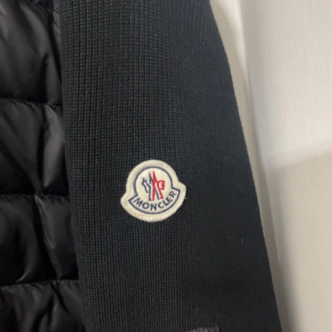 Svart Moncler pufferjacka med huva - 1