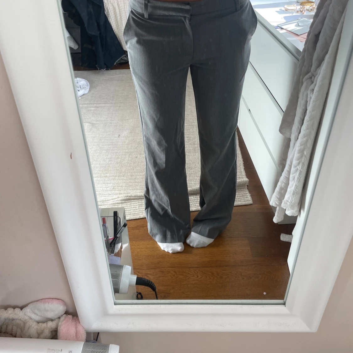 Grå kostymbyxor från Gina Tricot - 1