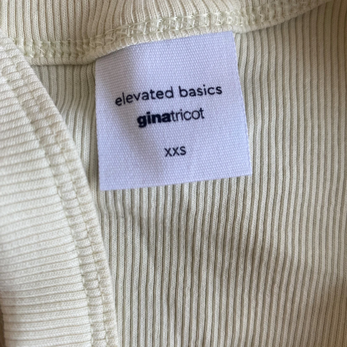 Ribbad vit linnetopp från Gina Tricot - 1