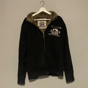 Extremt snygg fodrad tröja - Kom PM för mer info!