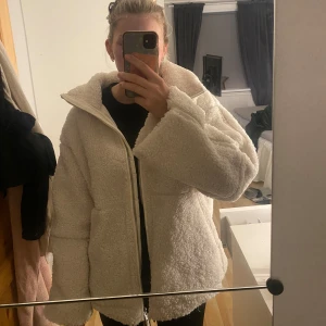 Hm teddy jacka  - Säljer denna teddy jacka från HM i storlek M då den inte kommer till användning, den är i bra skick och jag har knappt använt den