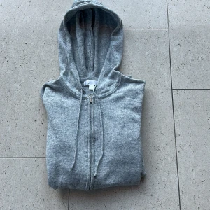 Stickad zip tröja ifrån baralucio - En Stickad zip tröja ifrån baralucio med 50% Cashmere och 50% merino ul✅                                 Storlek xs✅                                                                   Skick 8/10 sparsamt använd✅                                Pris 349kr✅                                                                        Skriv vid minsta fråga, kan gå ner vid snabb affär✅