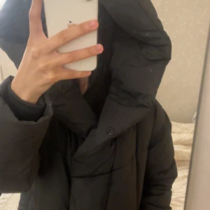 Svart pufferjacka från Noisy May - Säljer en svart pufferjacka från Noisy May i storlek XS. Jackan har en oversized passform, stora puffiga partier och en rejäl krage som ger en cool look. Perfekt för kalla dagar och enkel att styla till olika outfits. För referens jag är 159cm och väger 45kg