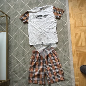 Vit Burberry t-shirt med rutiga ärmar - Säljer mitt burberry sett, shorts och tröja, har använts max 3 gånger och vill inte ha dem längre och vill sälja vidare dem, skriv vid intresse eller frågor 🙃