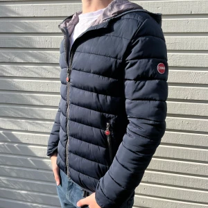  Colmar jacka  - Tja säljer nu denna sjukt snygga puffer jacket fårn Colmar. Skick 8/10 har en reva se bild annars toppskick. Nypris ligger runt 3400kr men säljs nu för 949. Hör gärna av er vid minsta lilla fundering!