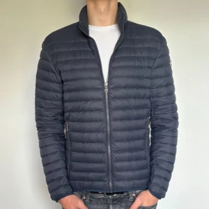 Colmar Jacka - Hej säljer nu min fina Colmar jacka i stolek 50 (M). Den är i nyskick och är super snygg vid höst/vintern. Nypris +- 4000kr! Glöm inte följa🌊🍾