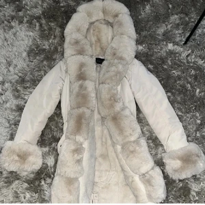 Jacka - Säljer min jättesnygga jacka nu nypris är 2210kr säljer för 850 jackan är otroligt varm som är perfekt nu inför vintern 💞